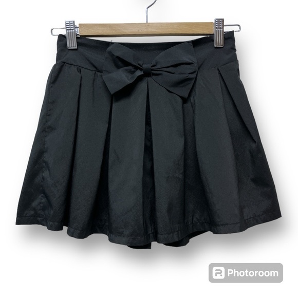 QED London Pants - QED London Black Pleated Dress Shorts Flowy With Front Bow Size S/M